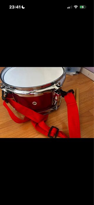 Tambor rojo con baquetas
