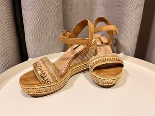 Sandalias cuña beige y doradas talla 38