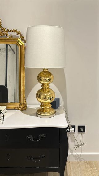 Lámpara de diseño dorada y blanca