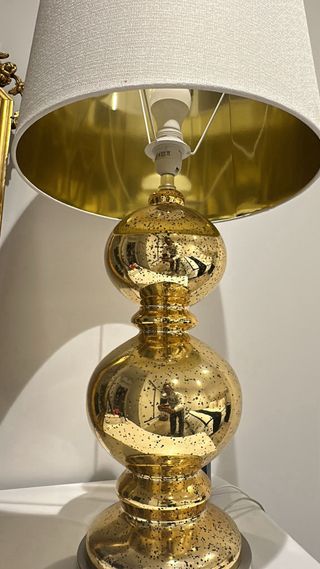 Lámpara de diseño dorada y blanca