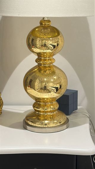 Lámpara de diseño dorada y blanca