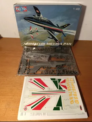 Kit Aermacchi MB339A PAN 1:48 Frecce Tricolori