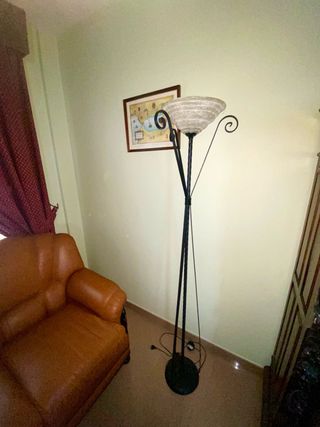 Lámpara de hierro forjado y cristal esmerilado.