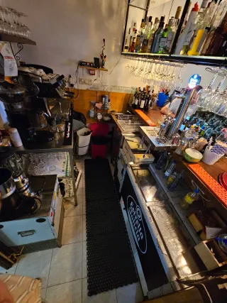 se traspasa local de bar cafetería y comercio