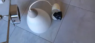 Lámparas de techo plateadas y blancas