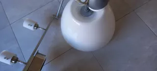 Lámparas de techo plateadas y blancas