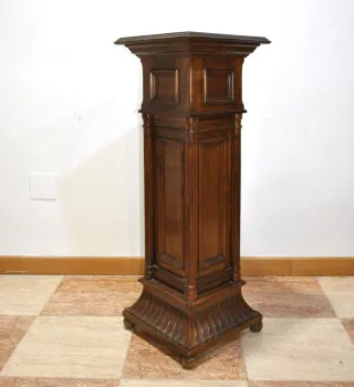 Antigua columna - pedestal de madera tallada