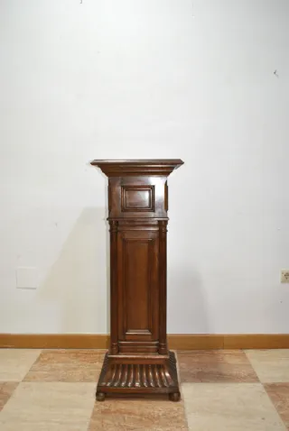 Antigua columna - pedestal de madera tallada