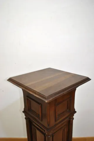 Antigua columna - pedestal de madera tallada