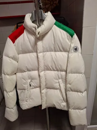 Piumino bianco con dettagli rossi e verdi