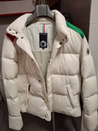 Piumino bianco con dettagli rossi e verdi