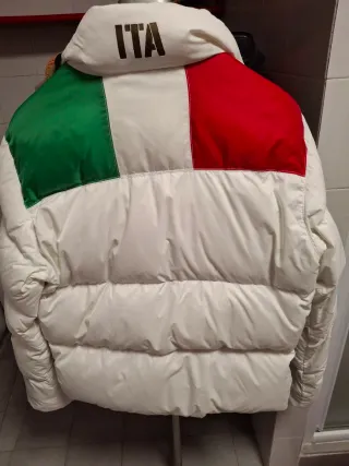 Piumino bianco con dettagli rossi e verdi