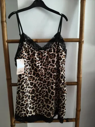 Lencera de satén con encaje