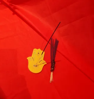 Soporte incienso mano Fátima y velas aromáticas