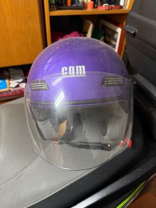 Casco de moto morado para verano