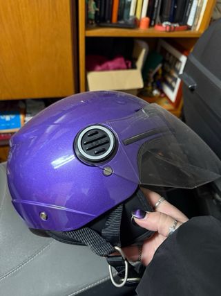 Casco de moto morado para verano
