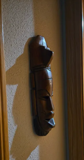 Máscara africana de madera tallada