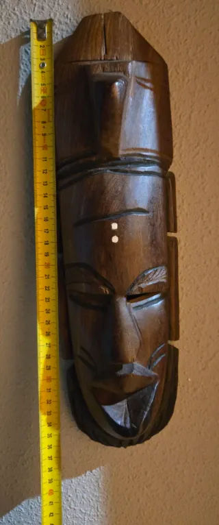 Máscara africana de madera tallada