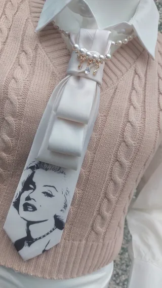 Cravatta gioiello con perle e cristalli