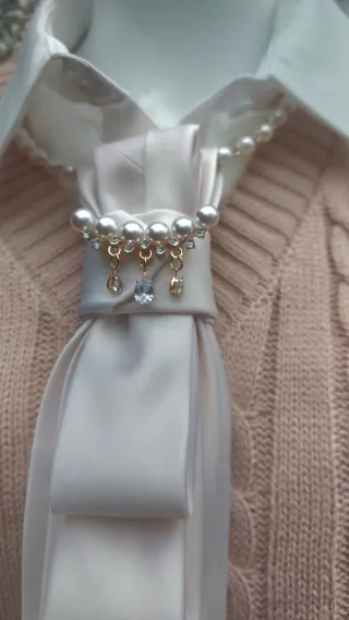 Cravatta gioiello con perle e cristalli