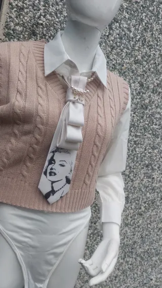 Cravatta gioiello con perle e cristalli