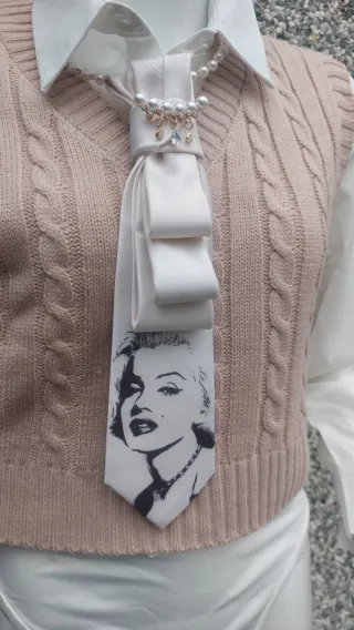 Cravatta gioiello con perle e cristalli