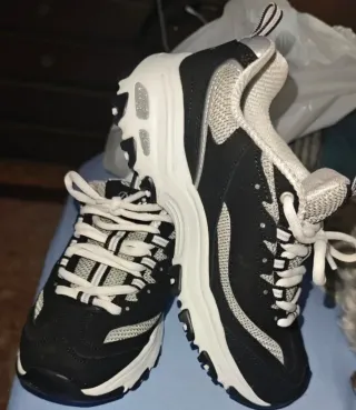 Zapatillas Skechers Negras y Blancas