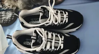 Zapatillas Skechers Negras y Blancas