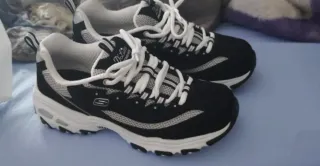 Zapatillas Skechers Negras y Blancas