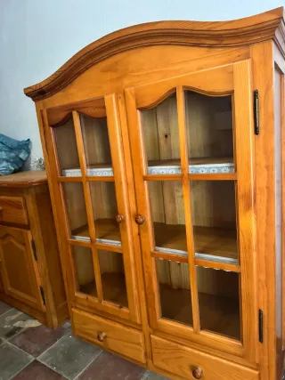 Mueble de madera con vitrina y cajones