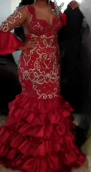 Vestido rojo con volantes y pedrería
