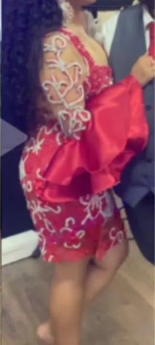 Vestido rojo con volantes y pedrería