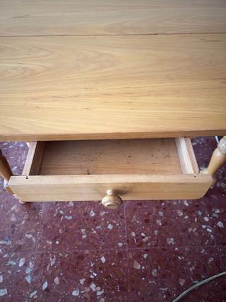 Mesa de madera con cajón
