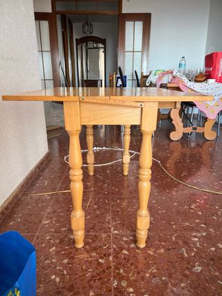 Mesa de madera con cajón