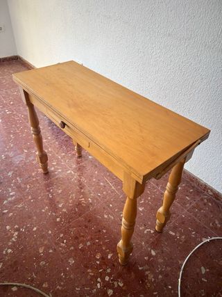 Mesa de madera con cajón