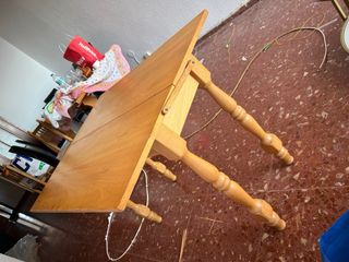 Mesa de madera con cajón