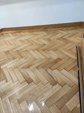 Tarima de madera y acuchillado