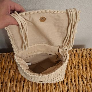 Mochila de cuerda beige con flecos