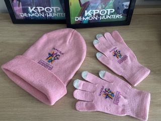 Conjunto gorro y guantes Huntrix rosa