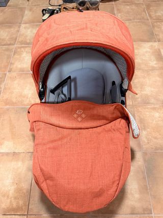 Capazo naranja para bebé