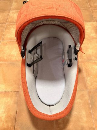 Capazo naranja para bebé