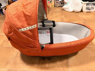 Capazo naranja para bebé