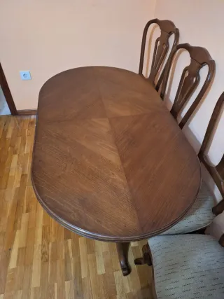 Mesa de comedor de madera con sillas se amplia