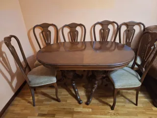 Mesa de comedor de madera con sillas se amplia