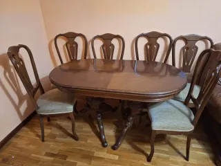 Mesa de comedor de madera con sillas se amplia