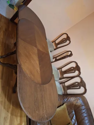 Mesa de comedor de madera con sillas se amplia