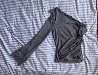 Top Zara Hombro Descubierto Drapeado Gris