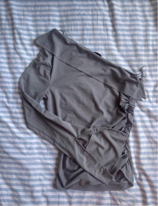 Top Zara Hombro Descubierto Drapeado Gris