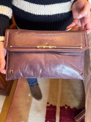 Bolso de piel morado y dorado