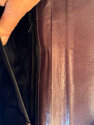 Bolso de piel morado y dorado